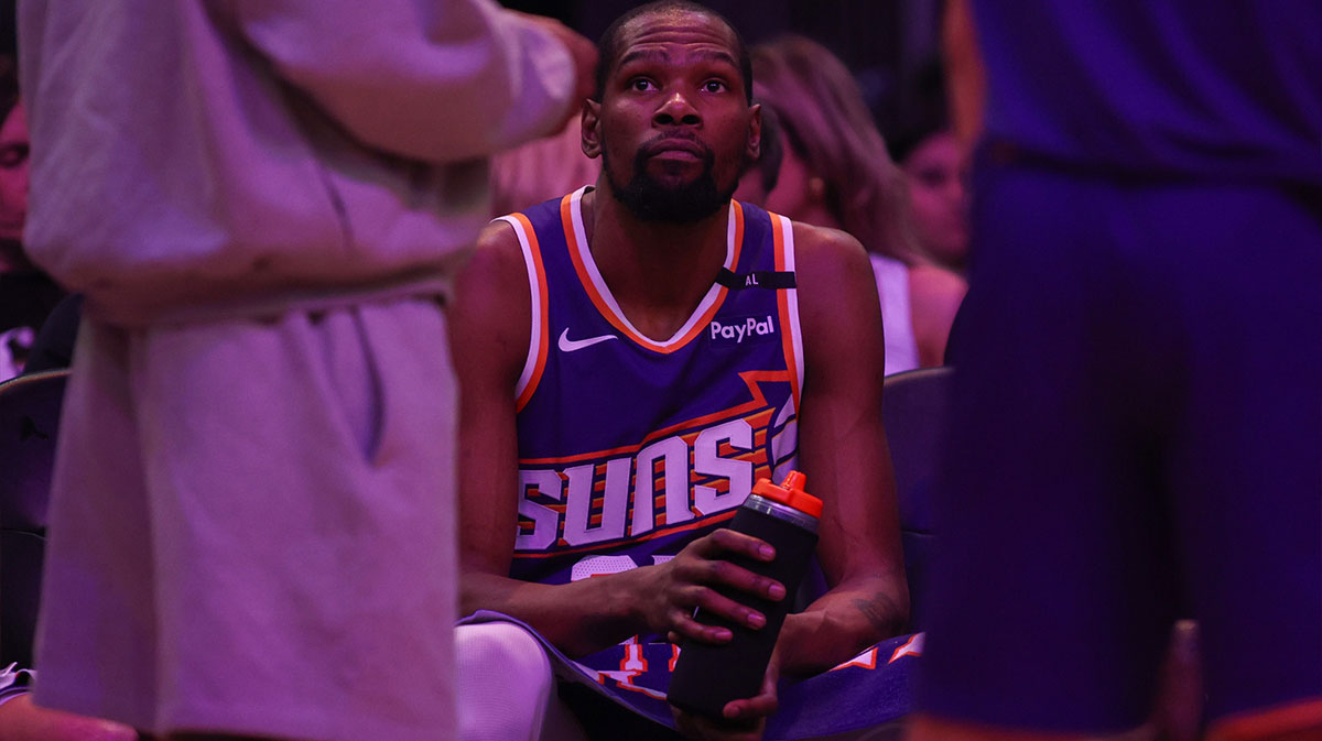 The Phoenix Suns striker Kevin during (35 years) in a group in a time dead against the Pelicans of New Orleans in the fourth quarter to Footprint Center. 