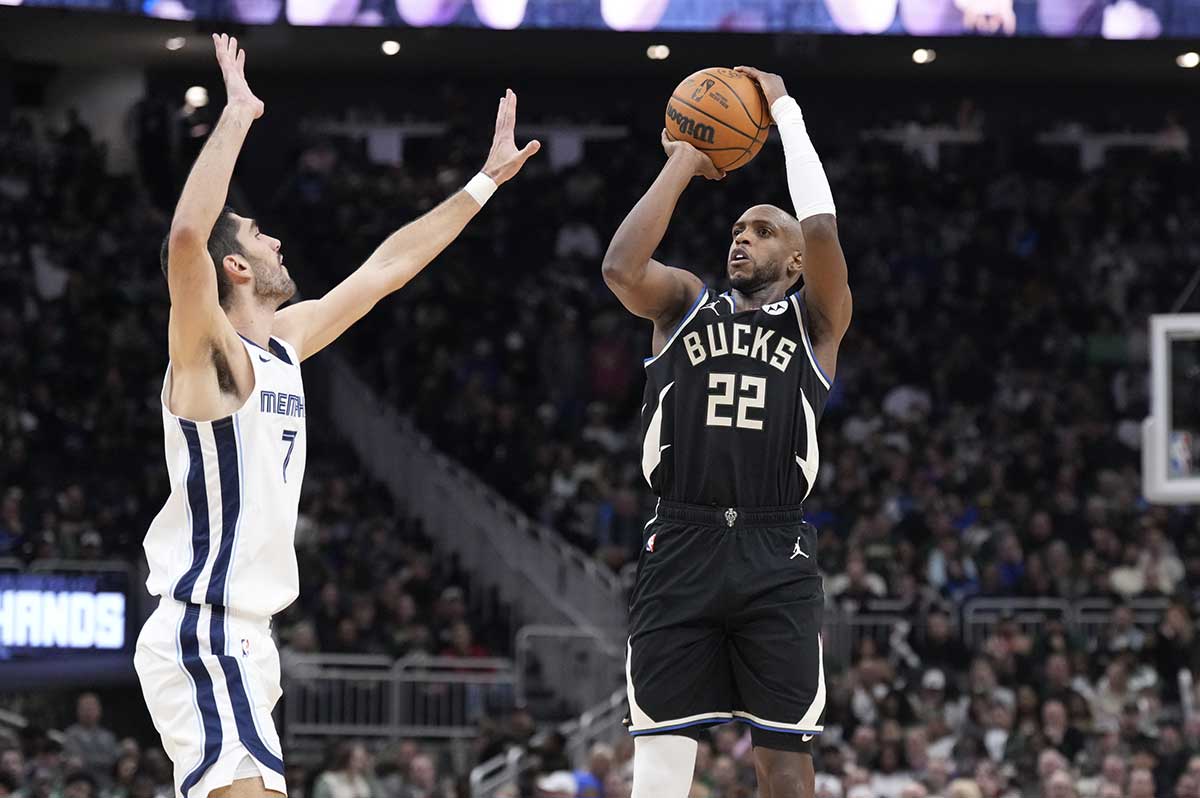 Milvaukee Bucks Next Khris Middleton (22) Sets the shot against Memphis Grizzlies forward Santi Aldam (7) in the first half at the Fiserv Forum.