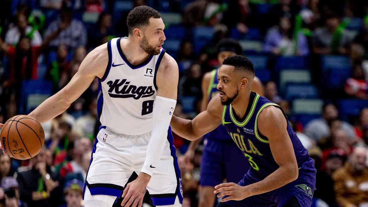 Sacramento Kings guard Zach LaVine (8) dribbles against New Orleans Pelicans guard CJ McCollum (3) during the second half at Smoothie King Center. 