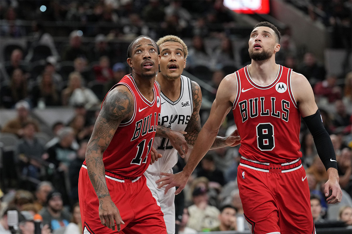 Bulls forward demora deroda (11) and keep Zach avalanches (8) block San Antonio Spurs forward Jeremy Sochan (10) in the second half in the center of Mrni Bank