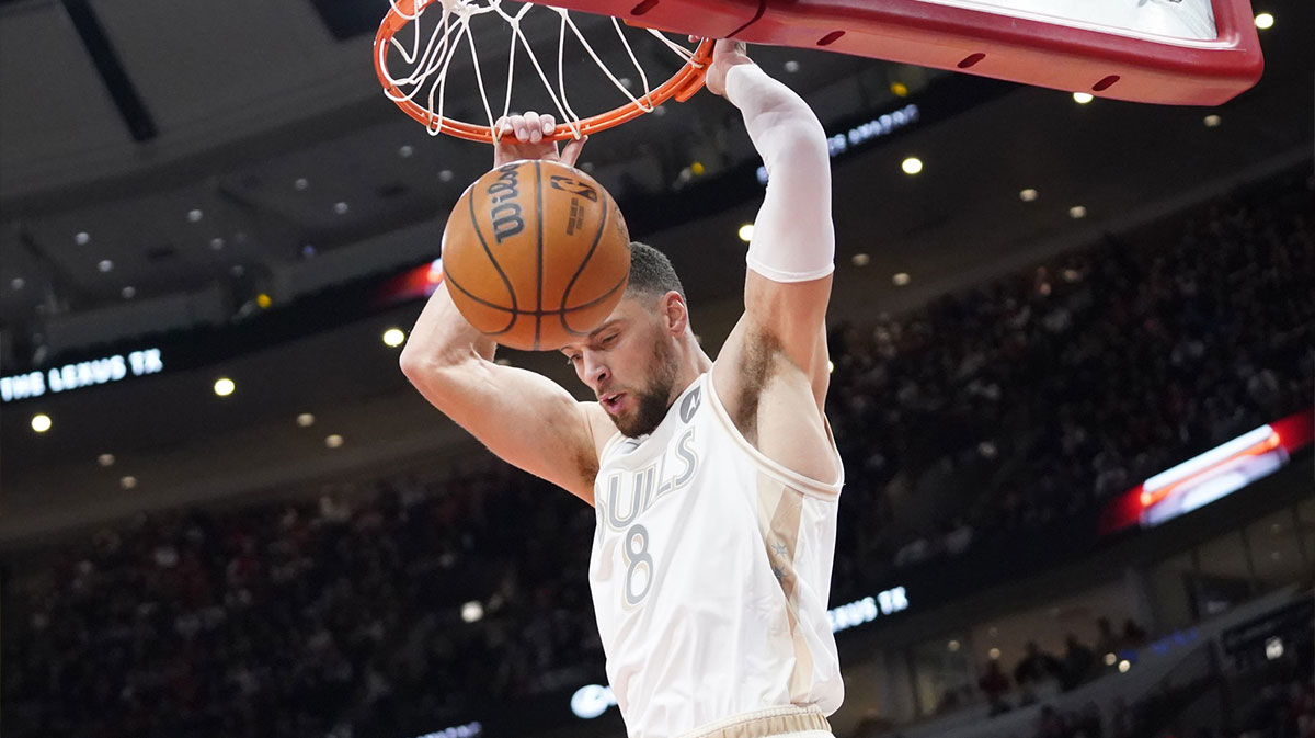 Chicago Bulls Guard Zach Avalanche (8) Dunks ball against Filadelphia 76yri during the first quarter in the United Centuri.