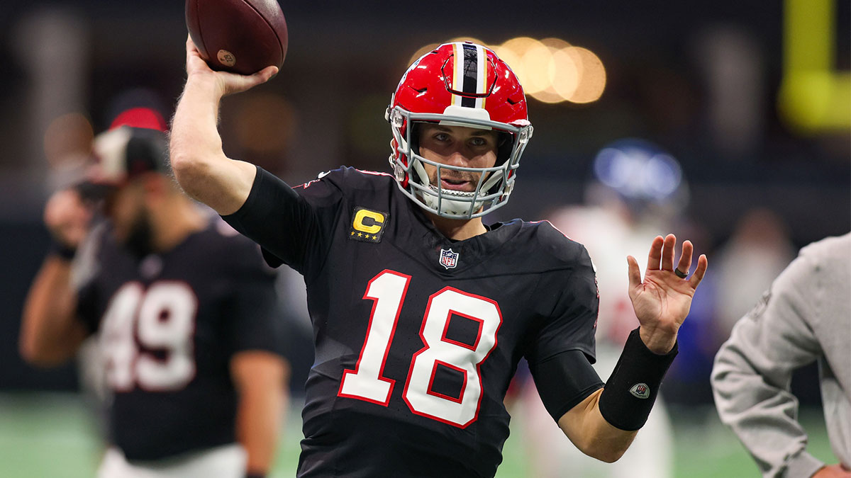 Atlanta Falcons quarterback Kirk Cousins (18) prepares for a game against the New York Giants at Mercedes-Benz Stadium. 