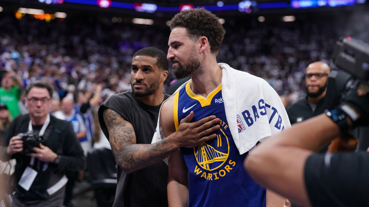 Gold State Warriors Keep Klai Thompson (11) and Gary Payton II (0) Walks According to the cabinet after the warriors lost in Sacramento Kings during the game 2024. Years of playoffs 2024 NBA in the center of Golden 1. 