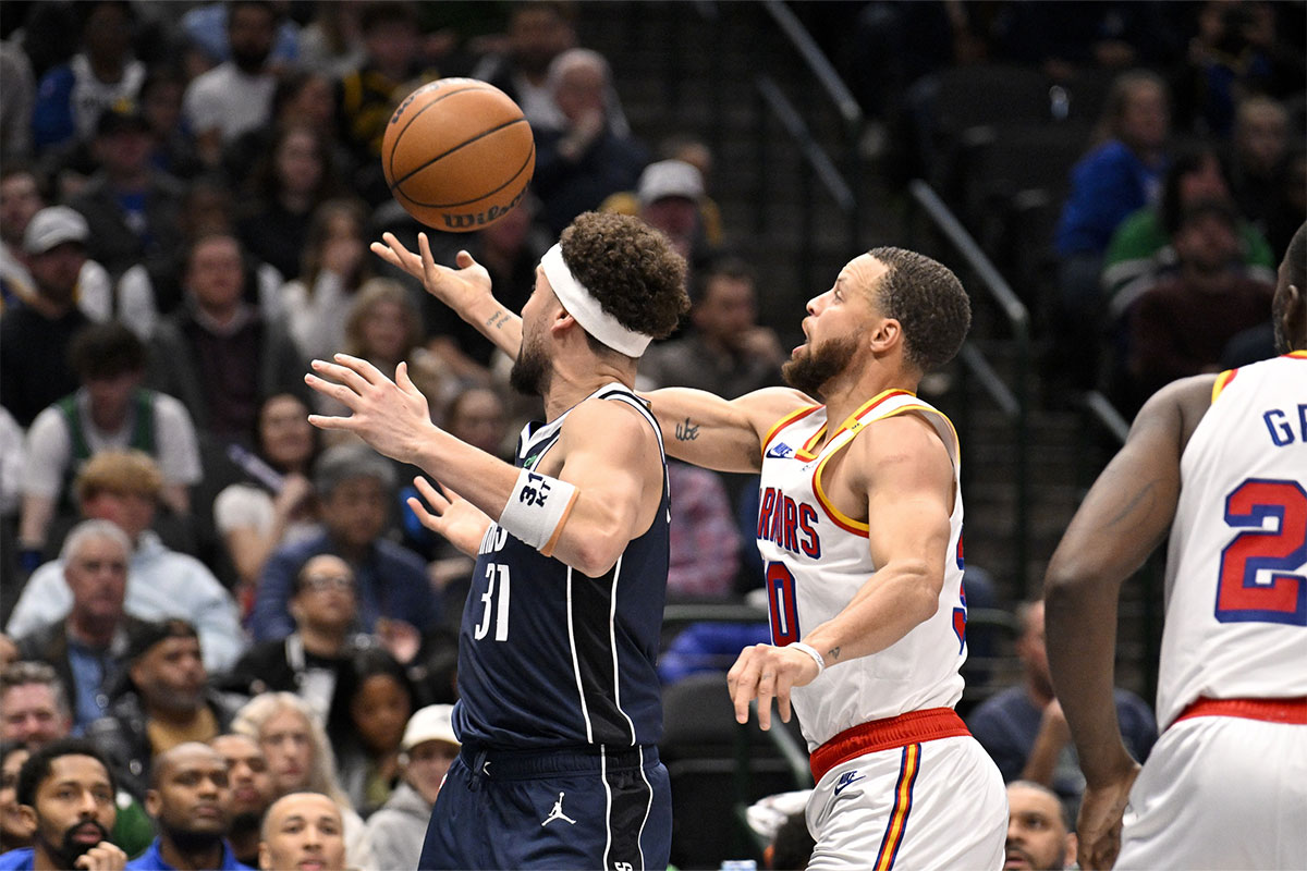 Gold State Warriors Ward Stephen Curri (30) Hits the ball from Dallas Mavericks Guard Klai Thompson (31) during the second half in the center of American Airlines. 