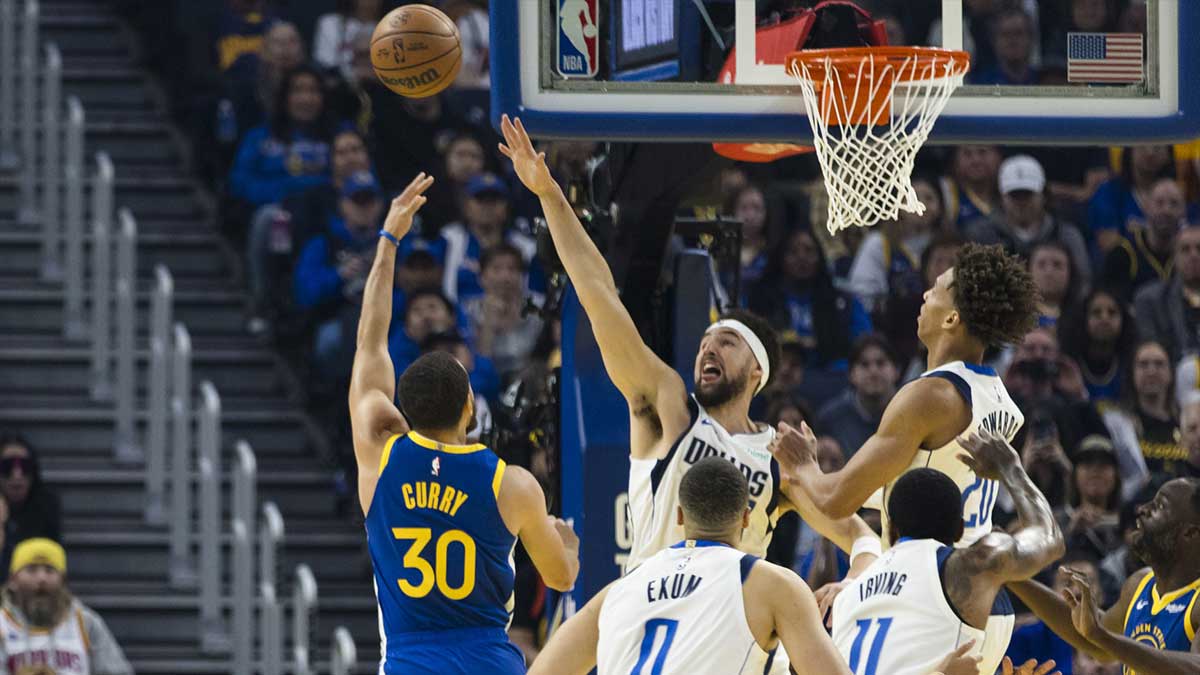 Dallas Mavericks guard Klay Thompson (31) blocks a shot by Golden State Warriors guard Stephen Curry (30) during the first quarter at Chase Center. 