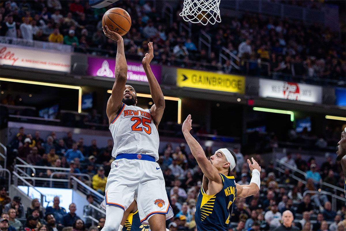 New York Knicks Napred Mikal Bridges (25) Shoot the ball while Indiana Pacers Kuner Andrew Nembhard (2) defends in the second half at Gainbridge Fieldhouse.