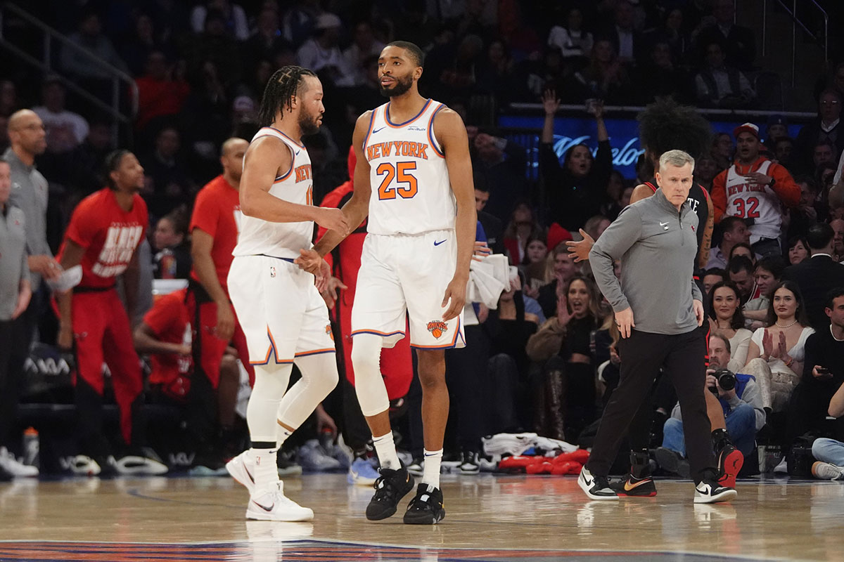 Knicks Point Guard Jalen Brunson (11) Slaps Hands with forward Mikal Bridges (25) After making a play against Chicago Bulls during the first half in Madison Square Garden