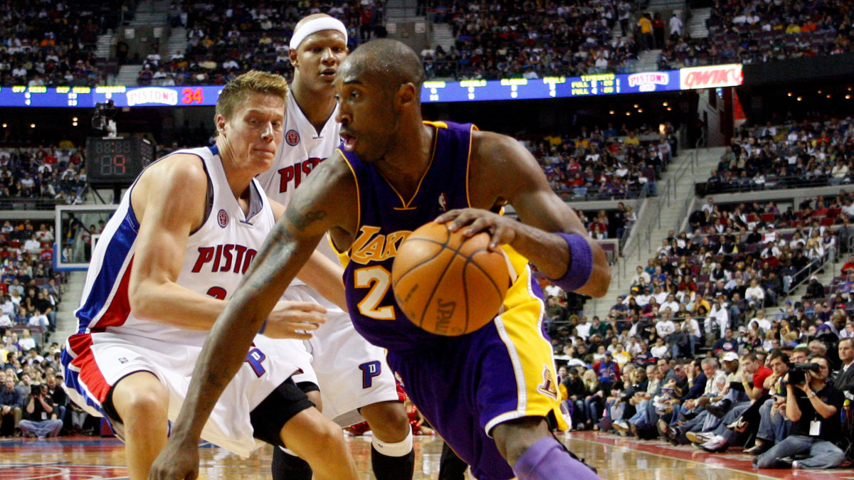 Los Angeles Lakers Guard Kobe Briant (24) Drive around Detroit Klipova Next Jonas Jerebko (33) In the first quarter in Auburn Hills Palaces.