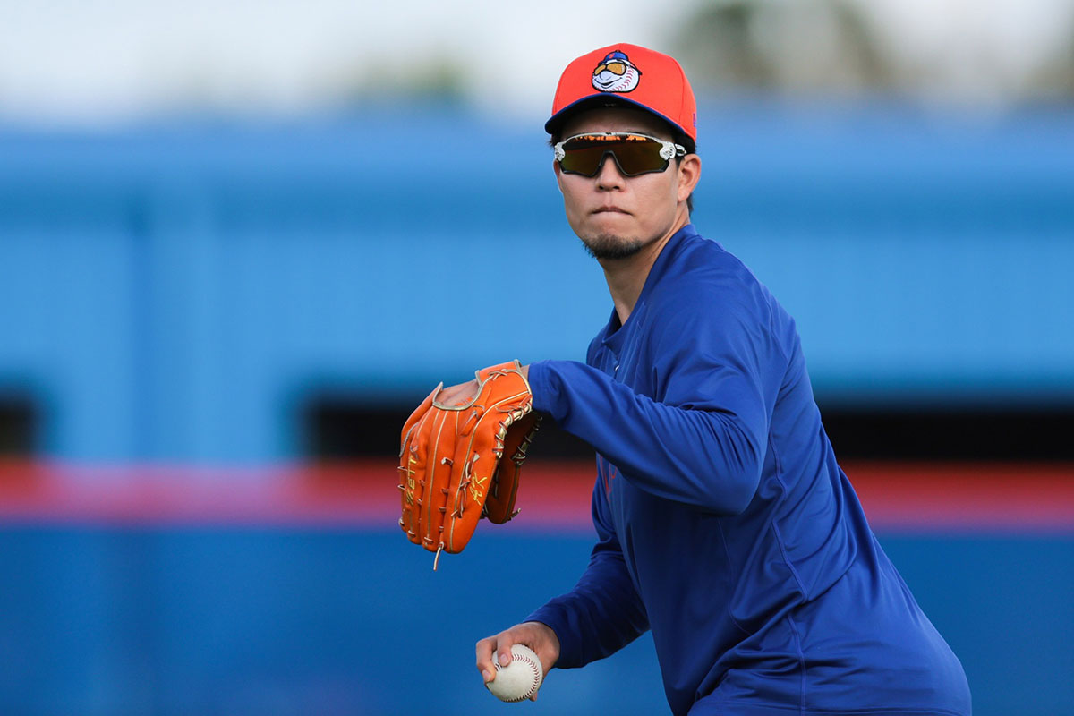 New York Mets starting pitcher Kodai Senga (34) plays catch during a spring training workout at Clover Park. 