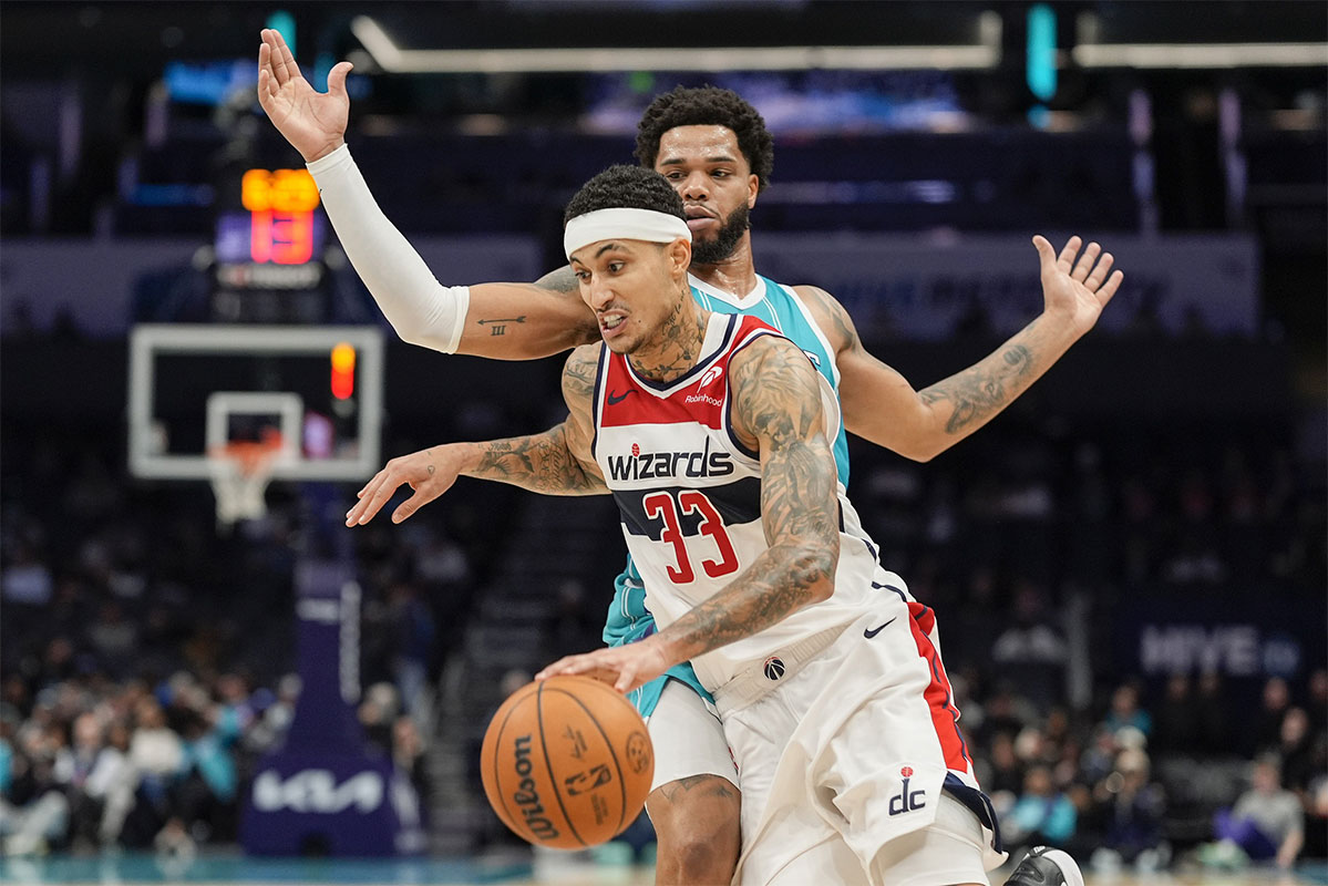 Vizari for Washington forward Kyle Kuzma (33) Switch to the Charlotte Hornets's basket forward to the bridges forward (0) during the second half in the Spectrum Center. 