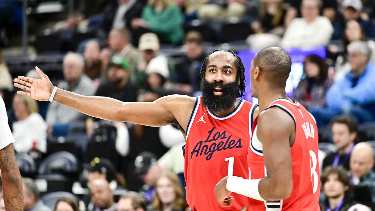 La Clippers Guard James Harden (1) reacts to a call along with the guard Kris Dunnom (8) against Jazz Utah during the first half in Delta Centura.