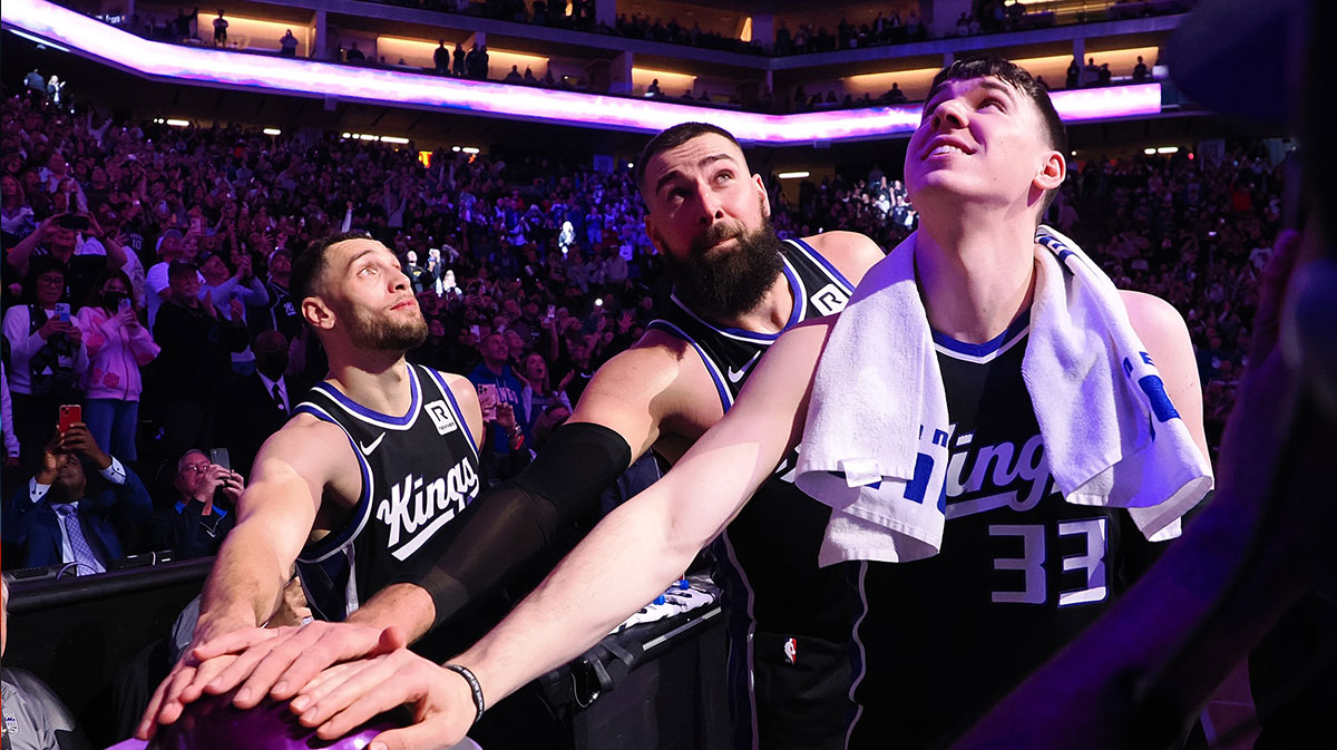 Sacramento Kings Guard Zach Avalanche (8), Center Jonas Valaciunas (17) and forwards Jake Laravia (33) Up after pressing the button to light the beam after winning the new Golden 1 Pelican.