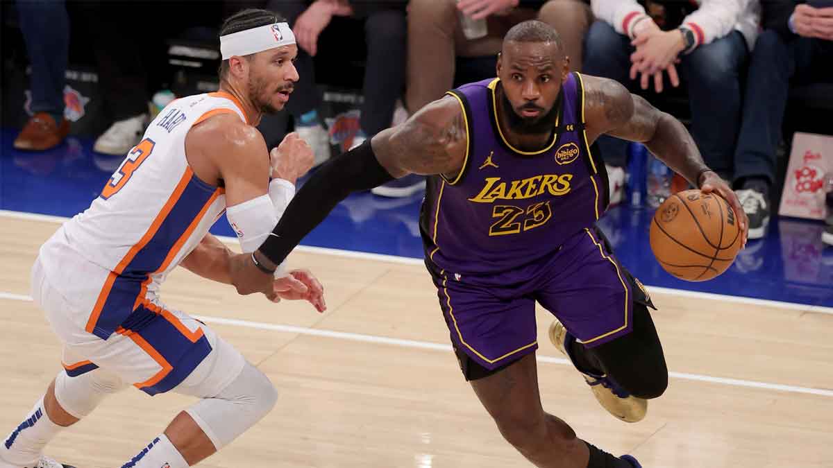 Los Angeles Lebron James (23) Drive to Cart against New York Knicks Guard Josh Hart (3) During the fourth district in Madison Square Garden.