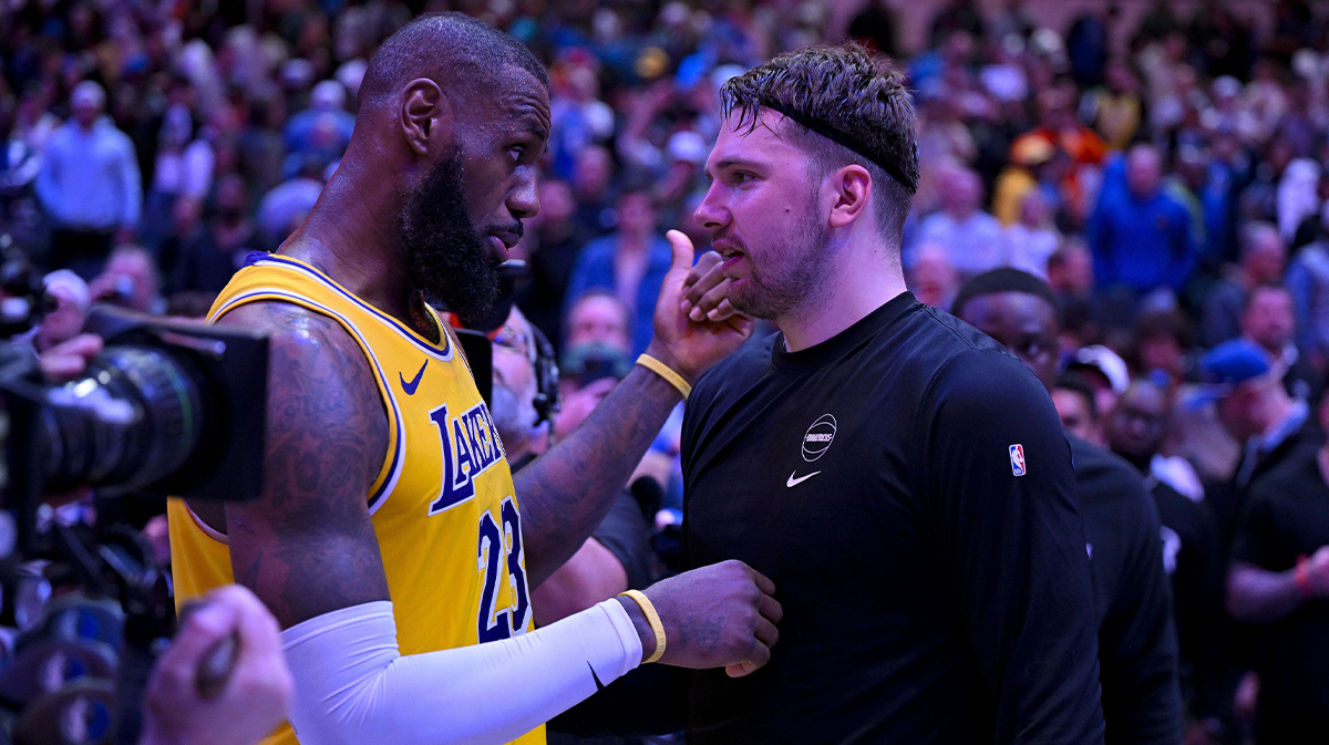 Los Angeles Lebron James (23) talk to Dallas Mavericks Guard Luka Doncic (77) after Mavericki defeated the lakes in the center of American Airlines.