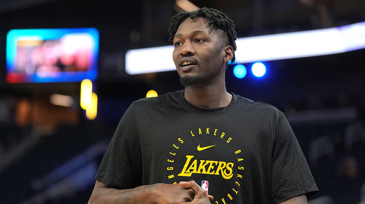 Los Angeles Lakers forward Dorian Finney-Smith (17) before the game against the Golden State Warriors at Chase Center.