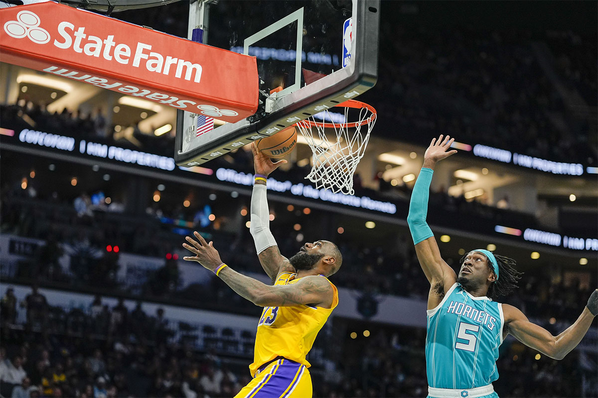 Los Angeles Lebron James (23) is set next to Charlotte Hornets Center Mark Williams (5) during the first quarter of Spectrum Centurum.