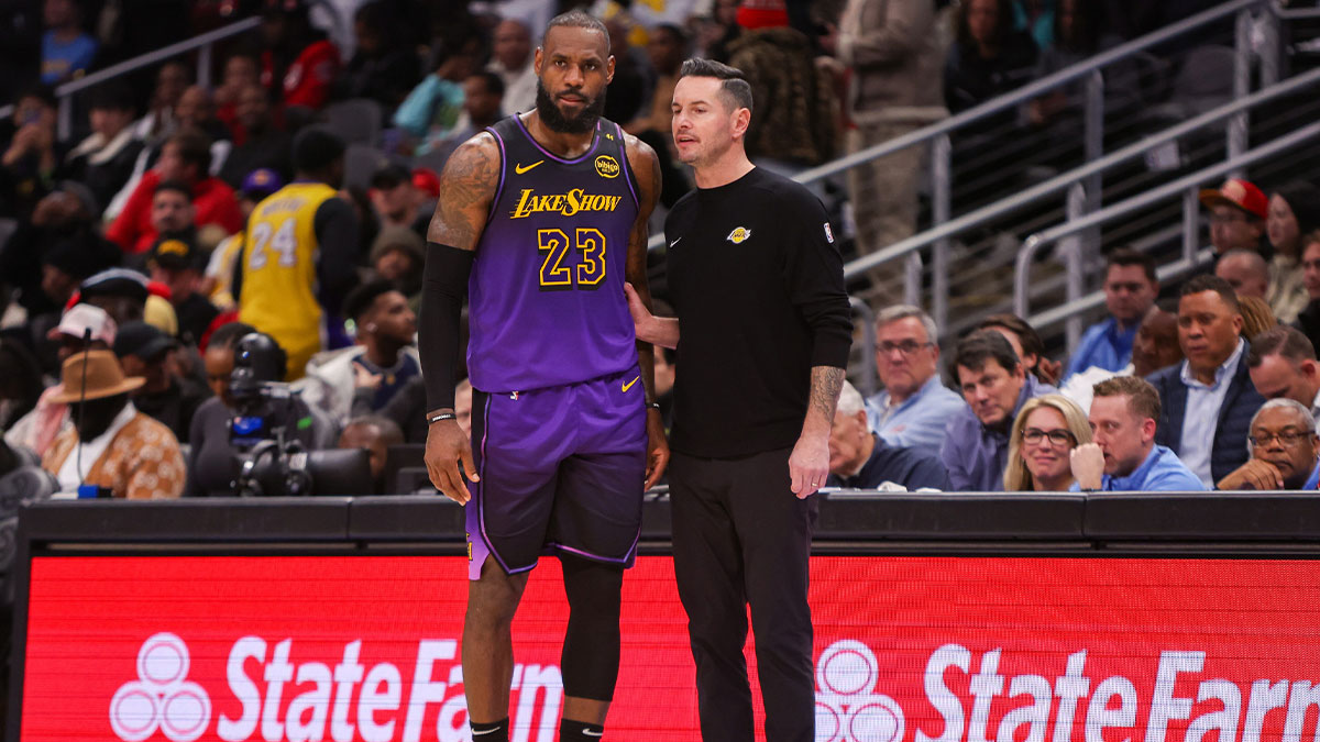 Lejkers Napred Lebron James (23) With the main coach Los Angeles Lakers JJ Redick on Phoenix Suns during the first half of the CRIPTO.com Arena