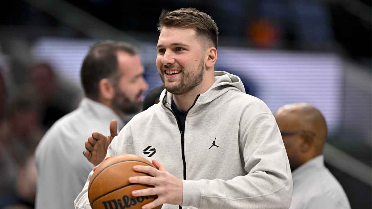 达拉斯小牛队后卫卢卡·唐西（Luka Doncic）（77）在达拉斯小牛队和美国航空中心的明尼苏达州森林狼队之间的比赛上半场比赛中打球。