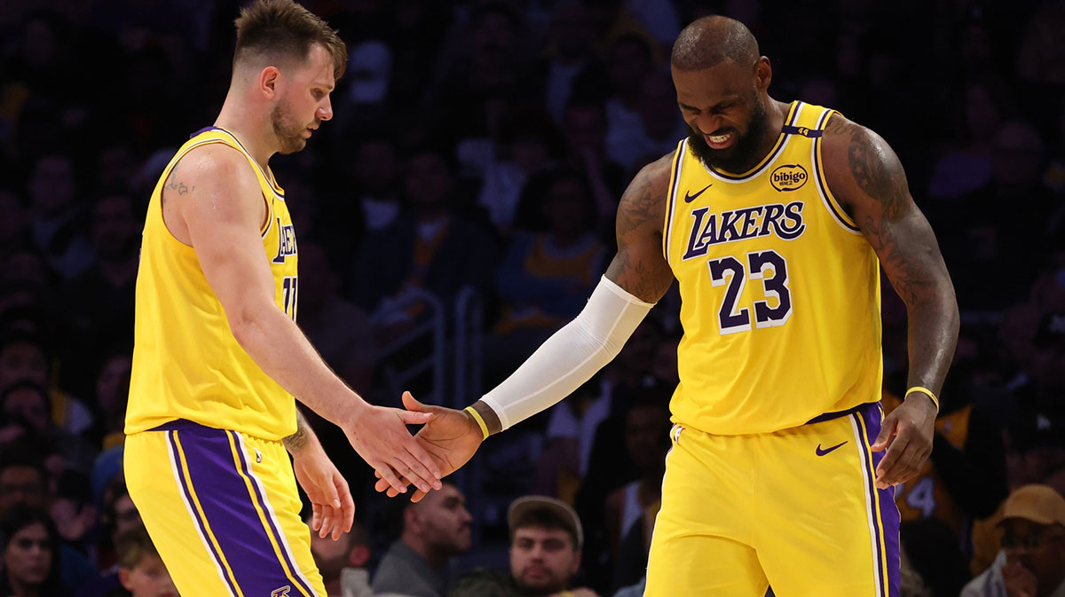 Lakers Guard Lubron James (23) are celebrated after the play during the fourth neighborhood of Minnesota Timbervolves on Cripto.com Arena