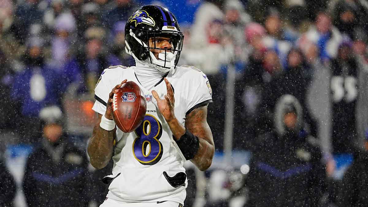 The Baltimore Ravens Quarterback Lamar Jackson is preparing to run the ball during the first half of the Buffalo account against Baltimore Ravens at Highmark Stadium in the Orchard 19. January 2025. Years. January 2025