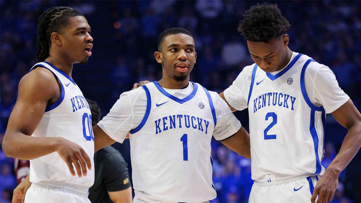 Kentucky Wildcats guard Lamont Butler (1) huddles up with guard Otega Oweh (00) and guard Jaxson Robinson (2) before the game against the South Carolina Gamecocks at Rupp Arena at Central Bank Center.