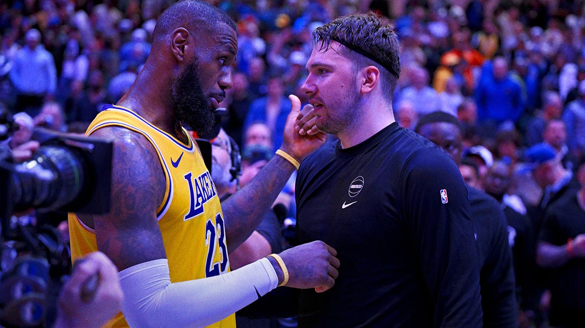     Los Angeles Lebron James (23) talk to Dallas Mavericks Guard Luka Doncic (77) after Mavericki defeated the lakes in the center of American Airlines.