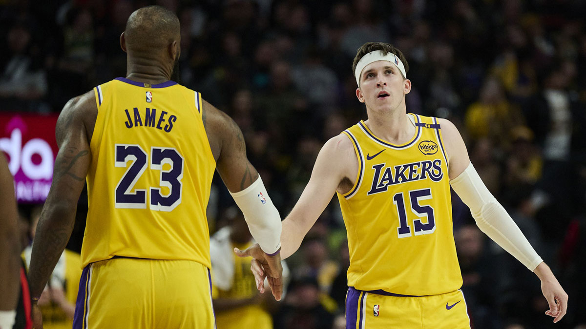 Los Angeles Lakers Guard Austin Reaves (15) High Pastive Next Lebron James (23) During the second half against Portland Trail Blazers in the Fashion Center.