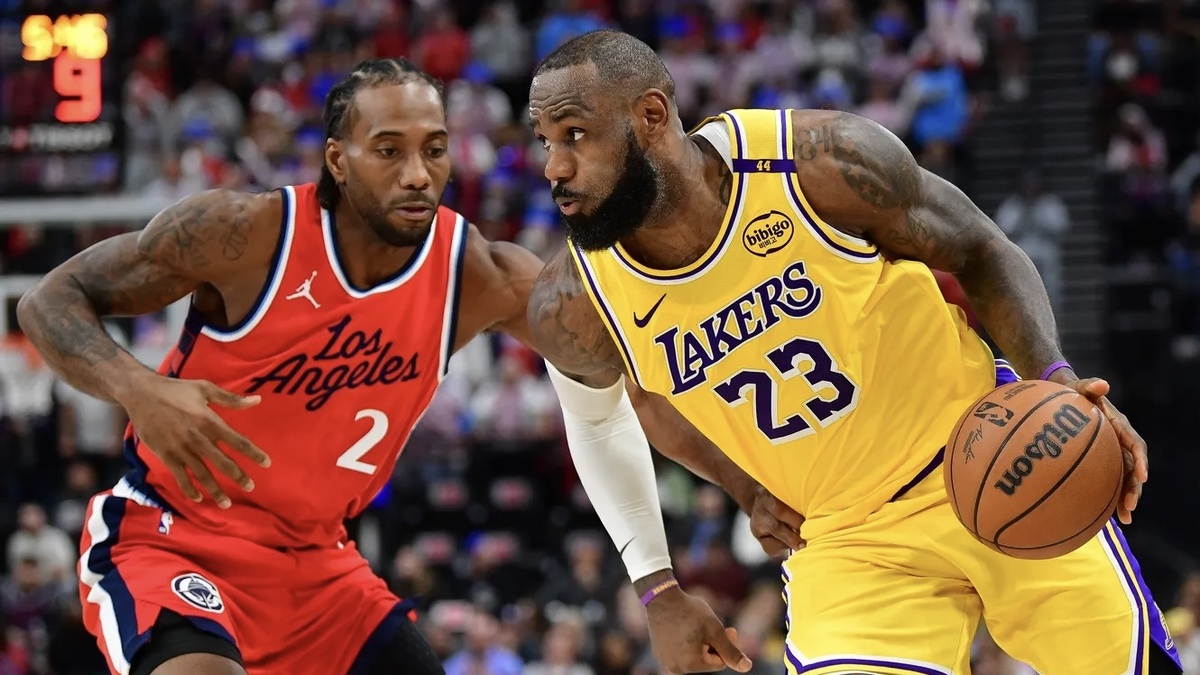 Los Angeles Lebron James (23) moves the ball against Los Angeles Clippers Next Kavhi Leonard (2) during the second half in Intuit Dome.