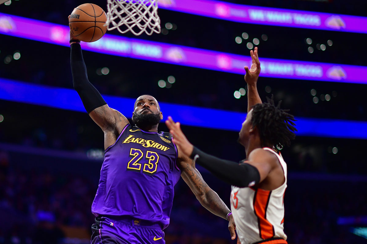 NBA: Detroit Pistons at Los Angeles Lakers LeBron James dunking