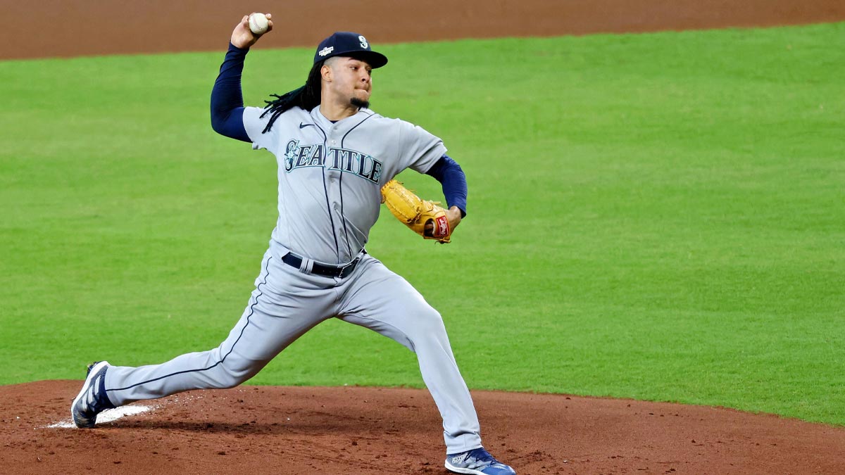 Seattle Mariners starting pitcher Luis Castillo (21) pitches against the Houston Astros during the first inning of game two of the ALDS for the 2022 MLB Playoffs at Minute Maid Park.