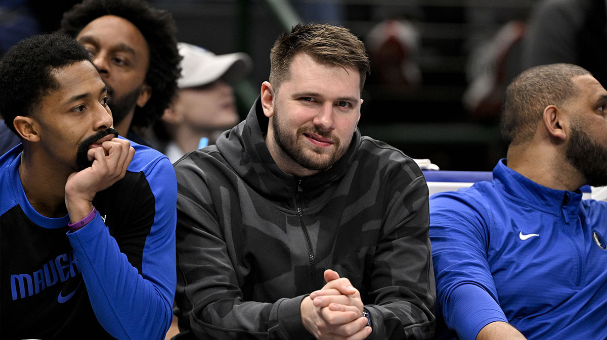 Dallas Mavericks Guard Luka Dončić looks from the team bench during the second quarter against Visards in the center of Airlines Airlines.