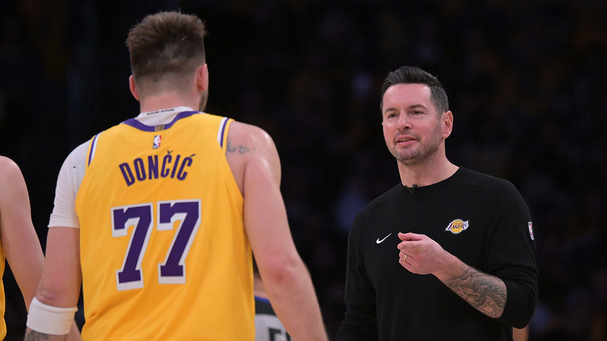 Los Angeles Lakers Guard Luka Doncic (77) Welcomes the main trainer JJ Redick during the time against Jazz Utah at the Cripto.com Arena.