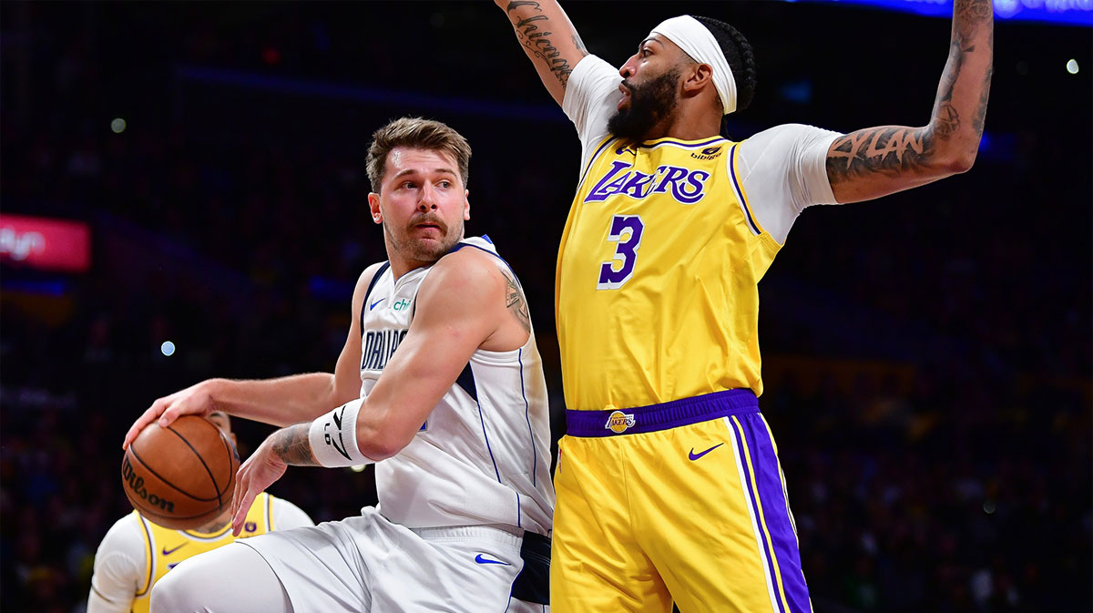 Dallas Mavericks Guard Luka Doncic (77) passes the ball against Los Angeles Laker forward Anthony Davis Davis (3) during the first half of Arena Cripto.com.