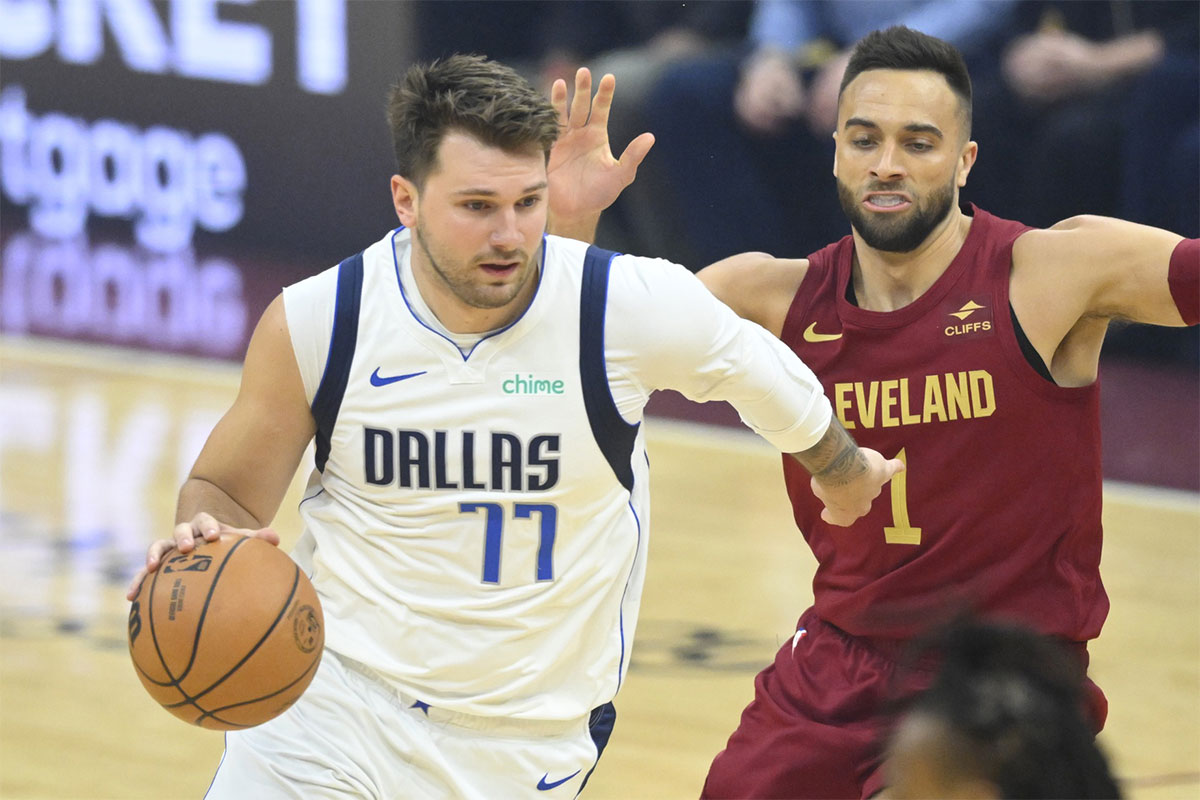 Dallas Mavericks Guard Luka Doncic (77) Dribbles Next to Cleveland Cavaliers Guard Mak Strus (1) in the first quarter at a missile mortgage field.