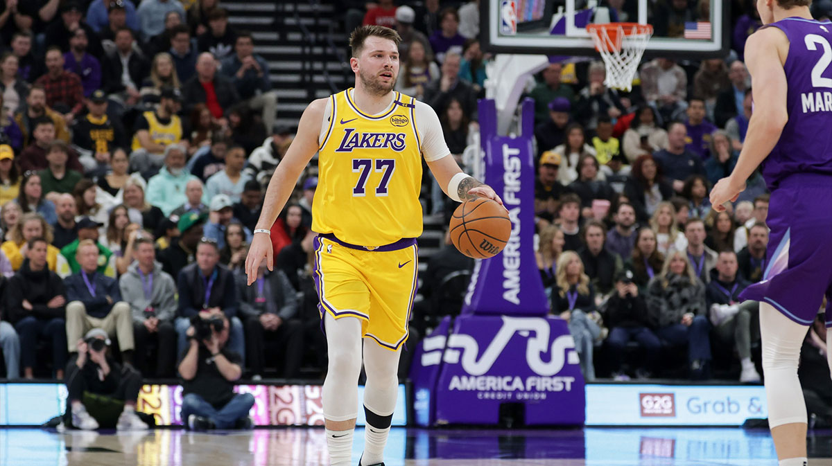 Los Angeles Lakers Guard Luka Doncic (77) Dribbles During the first quarter against Jazz Utah in Delta Centura.