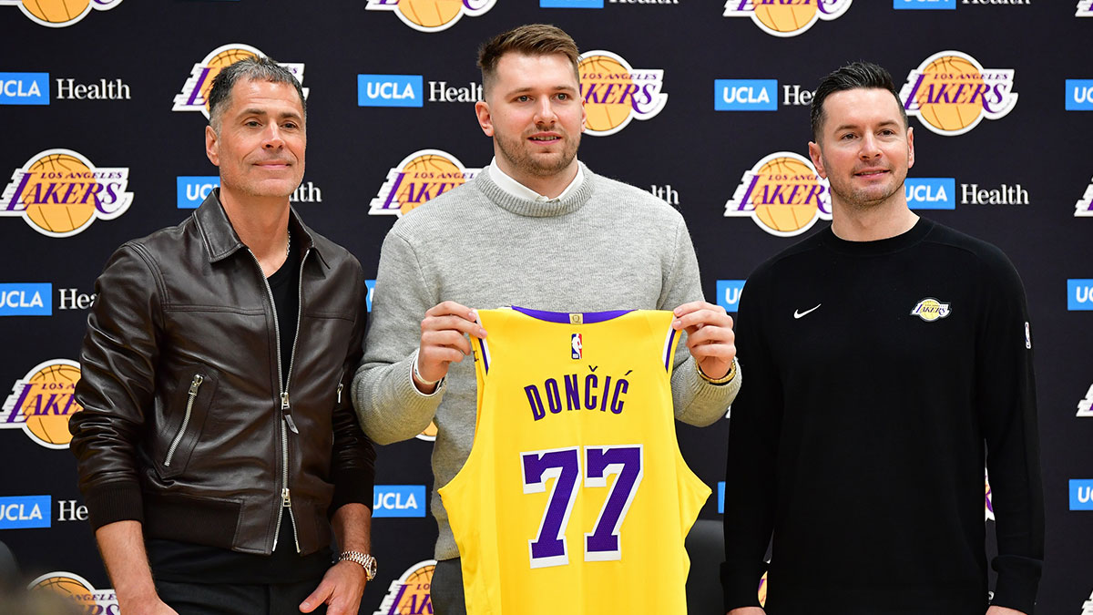 洛杉矶湖人队后卫卢卡·唐西奇（Luka Doncic）与总经理罗布·佩林卡（Rob Pelinka）和UCLA健康培训中心的总教练JJ Redick合影。