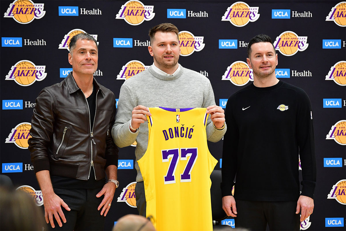 洛杉矶湖人队后卫卢卡·唐西奇（Luka Doncic）与总经理罗布·佩林卡（Rob Pelinka）和UCLA健康培训中心的总教练JJ Redick合影。