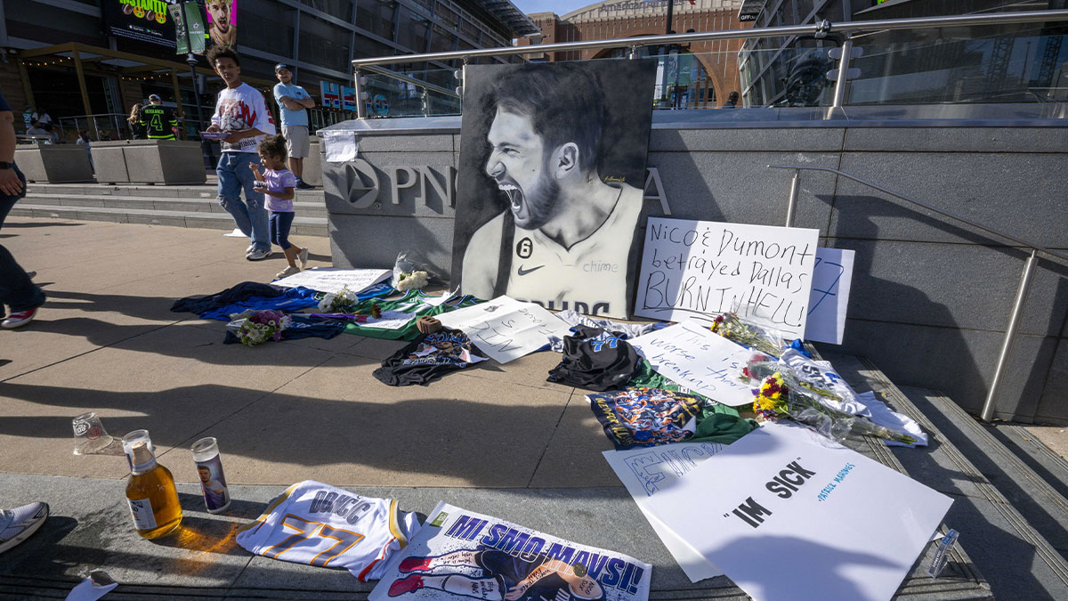 Dallas Mavericks Fans leave notes and memorabilias before the game between Dallas Stars and Columbus Blue Jacket in the center of American Airlines to protest Mavericks Point Guard Luke Doncic on Loca Angeles Lakers.