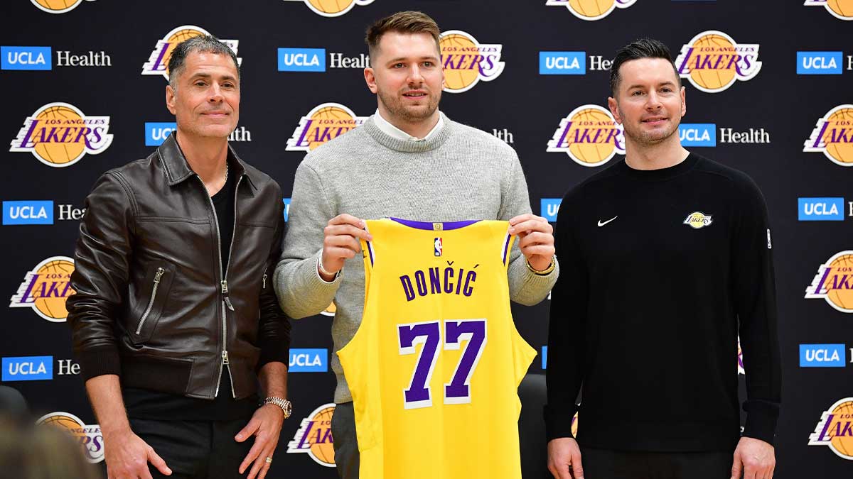 卢卡·唐西（Luka Doncic）在湖人徽标旁边。