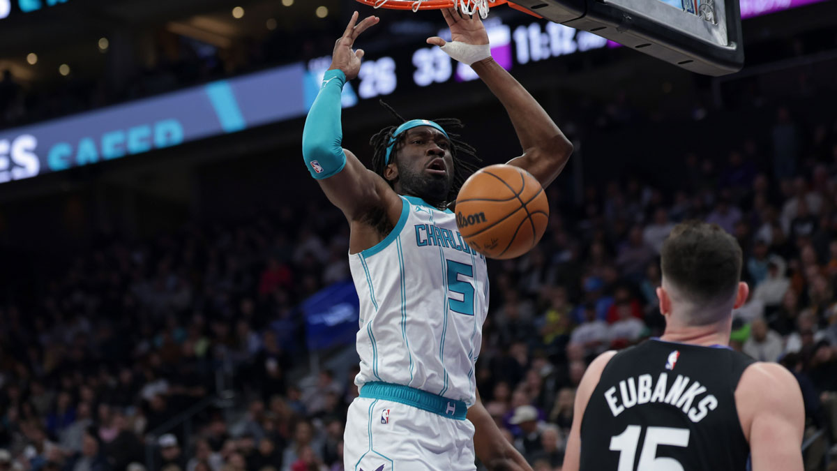 Charlotte Hornets Center Mark Williams (5) Dunks against Utah Jazz during the second quarter of Delta Centur.