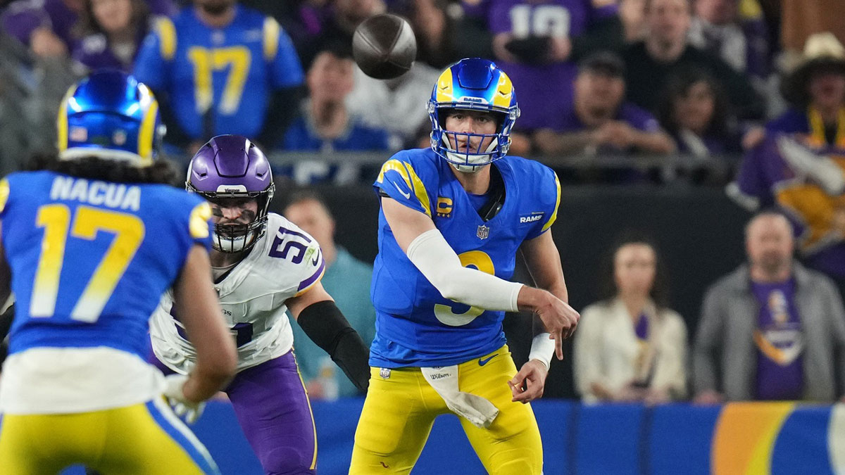 Los Angeles Rams Quarterback Matthew Stafford (9) throws the ball receiver Puku Nacua (17) against Minnesota Vikings during his playoffs at the State Farm Stadium 13. January 2025 in Glendale. In Glendale. In Glendale. In Glendale. In Glendale. In Glendale