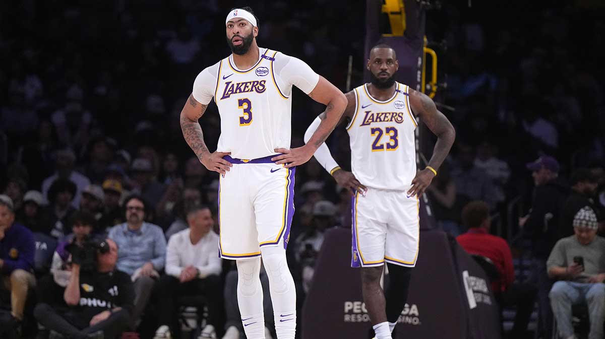 Los Angeles Lekers Naples Anthony Davis (3) and forward Lebron James (23) react in the first half against Memphis Grizzlies on Cripto.com Arena