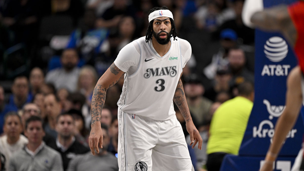 Mavericks forward Anthony Davis (3) in action during the game between Dallas Mavericks and Houston rockets in the center of American Airlines