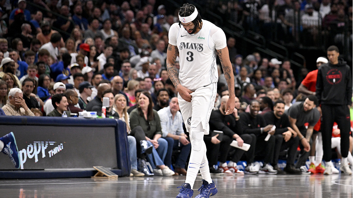 Dallas Mavericks Next Anthony Davis (3) Leaves a match on Houston Rockets during the third quarter in the center of American Airlines.