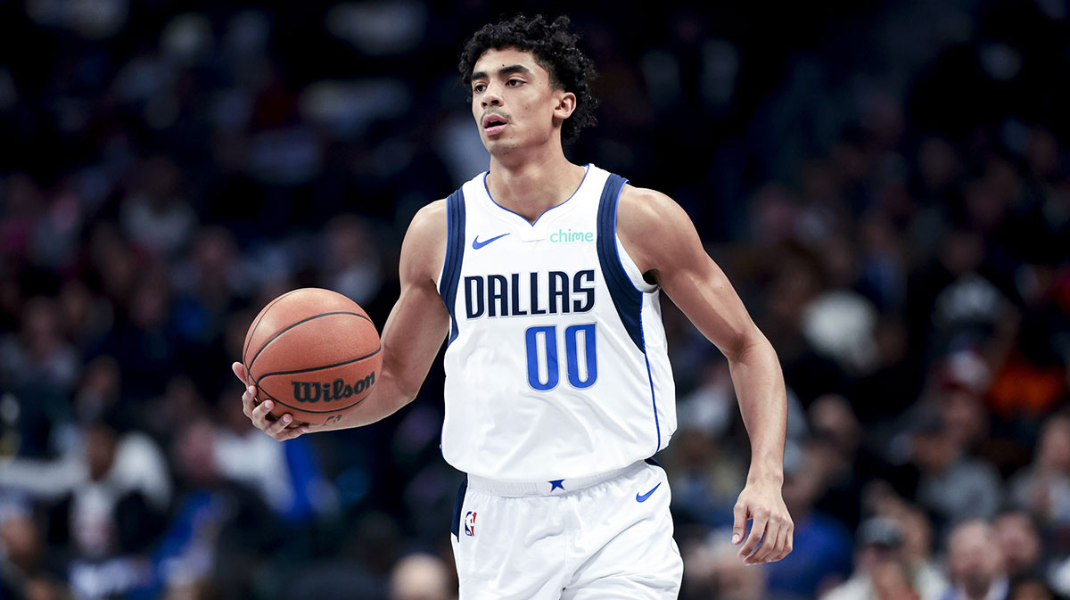 Dallas Mavericks Guard Max Christie (00) controls the ball during the first quarter against Miami heat to the center of American Airlines.