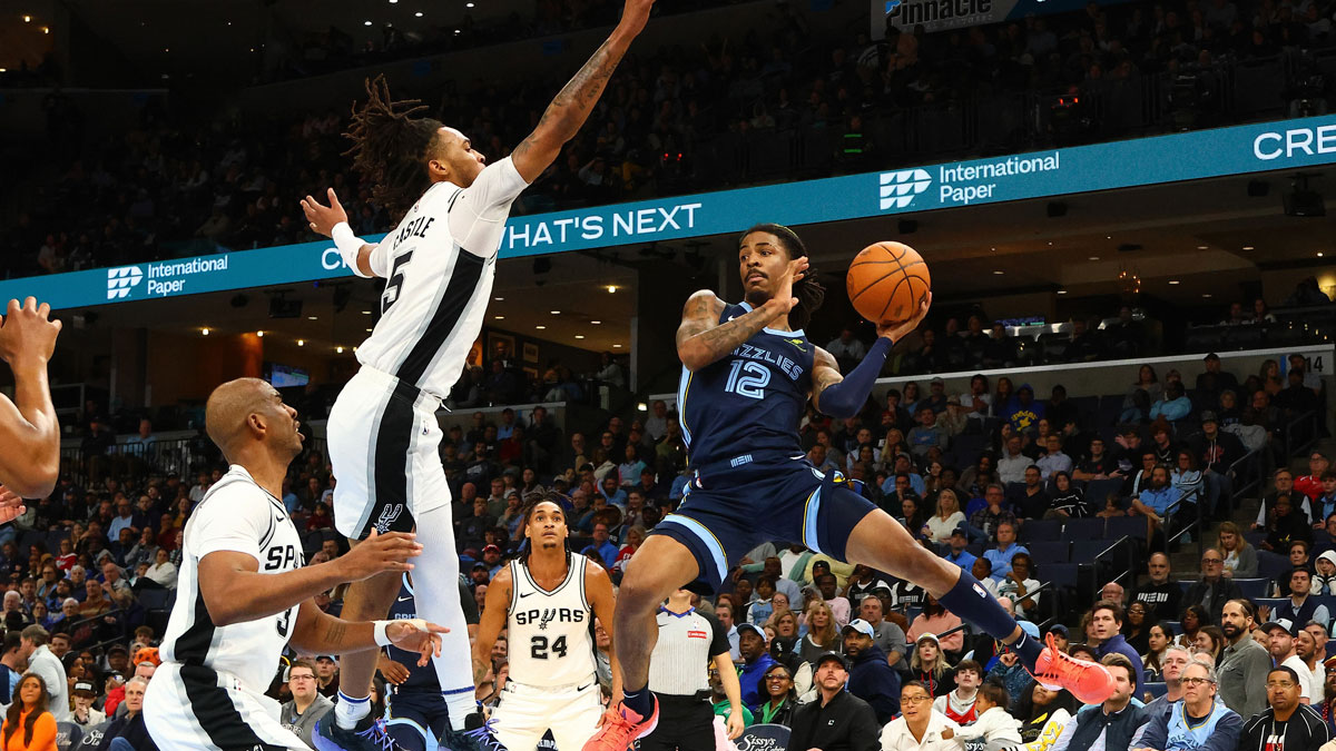 The guardian of Memphis Grizzlies Ja Morant (12) passes the ball while the goalkeeper of the San Antonio, Stephon Castle (5), defends during the second quarter to Fedexforum.