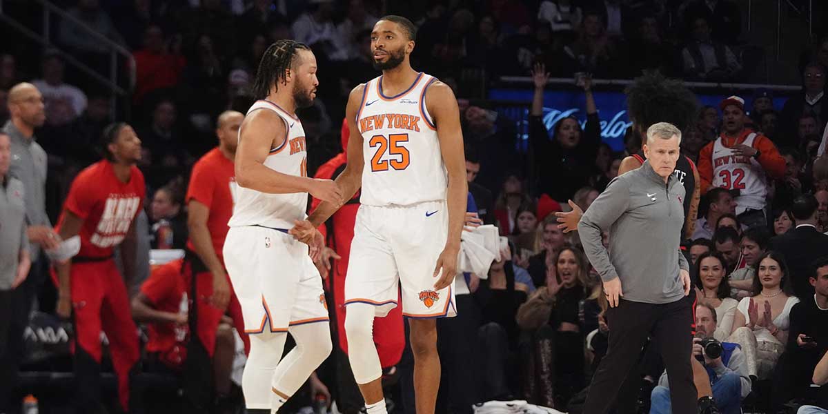 New York Knicks Point Guard Jalen Brunson (11) Slaps Hands with a Mikal Bridges (25) After presenting the game against Chicago's bulls during the first half in Madison Square Garden. 