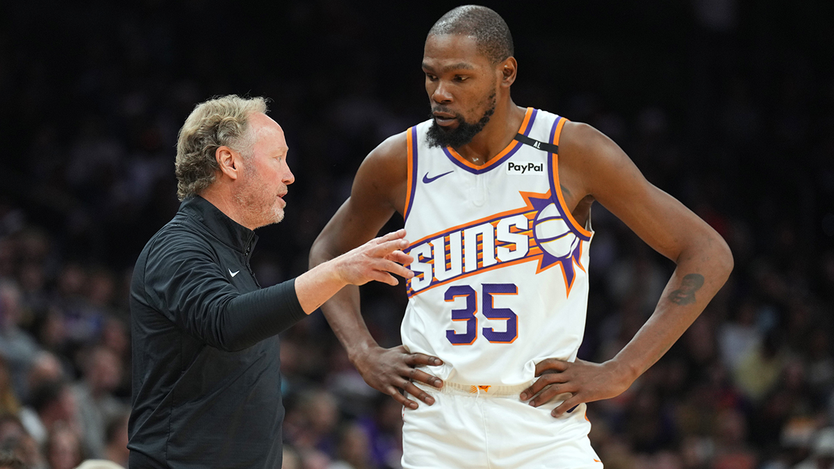 Phoenix Suns Chief Coach Mike Mike Budenholzer talked to Phoenix Suns forward Kevin Durant (35) against Nugget Denver during the second half in the footprint center. 