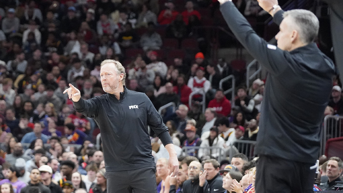 Phoenix Suns Chief Coach Mike Budenholzer Gesticulations of her team during the second half of the game against Chicago's bull in the United Center. 