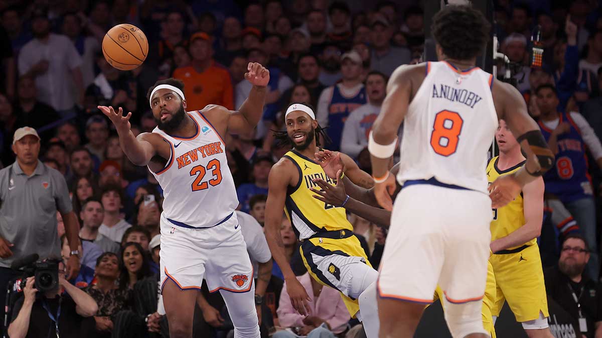 New York Knicks Center Mitchell Robinson (23) Get caught on the senicard of Indiana forward Isaiah Jackson (22) During the fourth quarter of the game, one of the second round of the playoffs in the NBA 2024. Year in Madison Square Garden. 